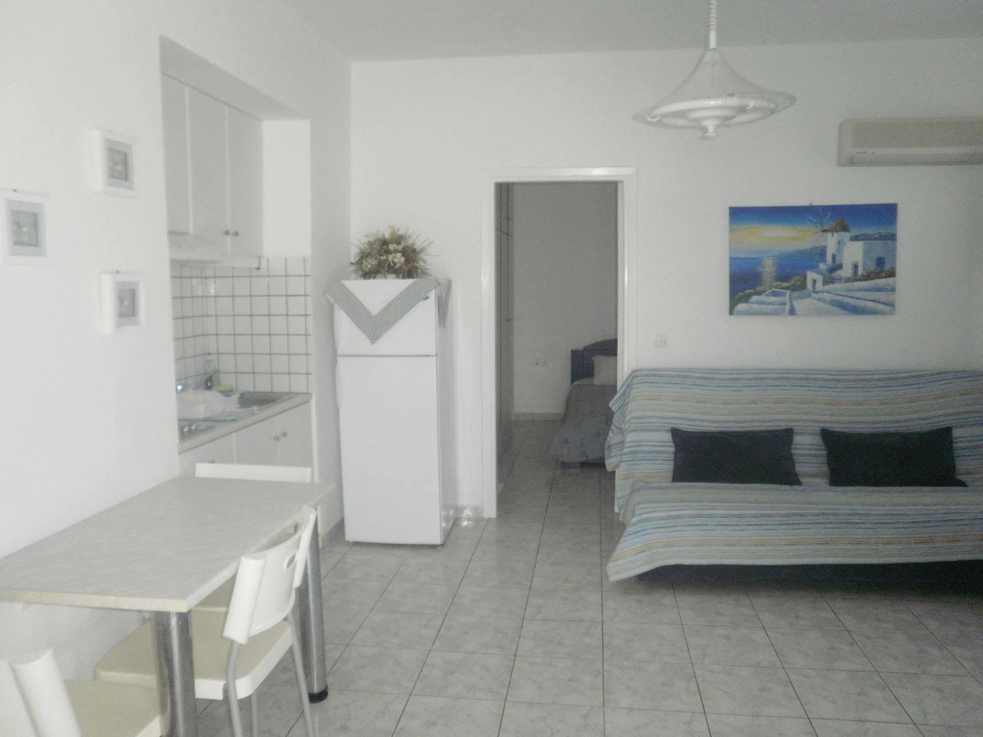 Blue And White Studios & Apartments Lefkos  المظهر الخارجي الصورة